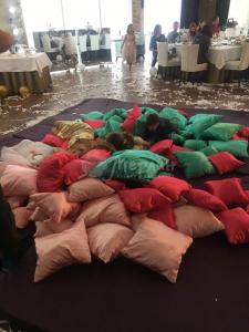 pillow-show-8